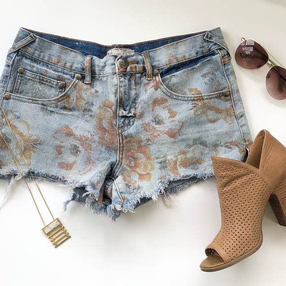 Free People Pants - Free People floral raw hem shorts